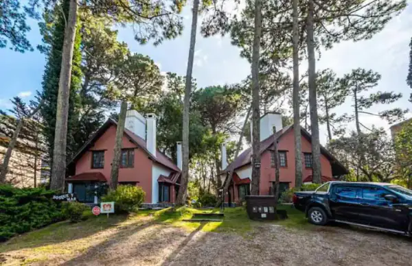 Exterior de alojamiento Bosque y Mar en Carilo — foto principal