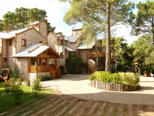 Exterior de alojamiento Cabañas Cariló en Carilo — foto principal