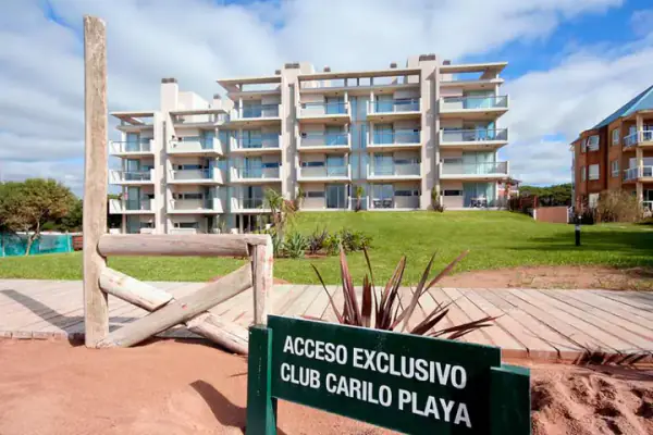 Exterior de apart Club Cariló Playa en Cariló — foto principal