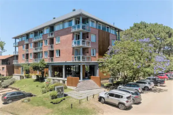 Exterior de alojamiento Destinar Apart en Cariló en Cariló — foto principal